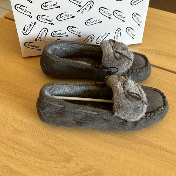 🎈3/$25🎈NIB Hooked Chill Slippers in Grey - Picture 5 of 6